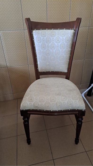 Scaune restaurant pret de criza