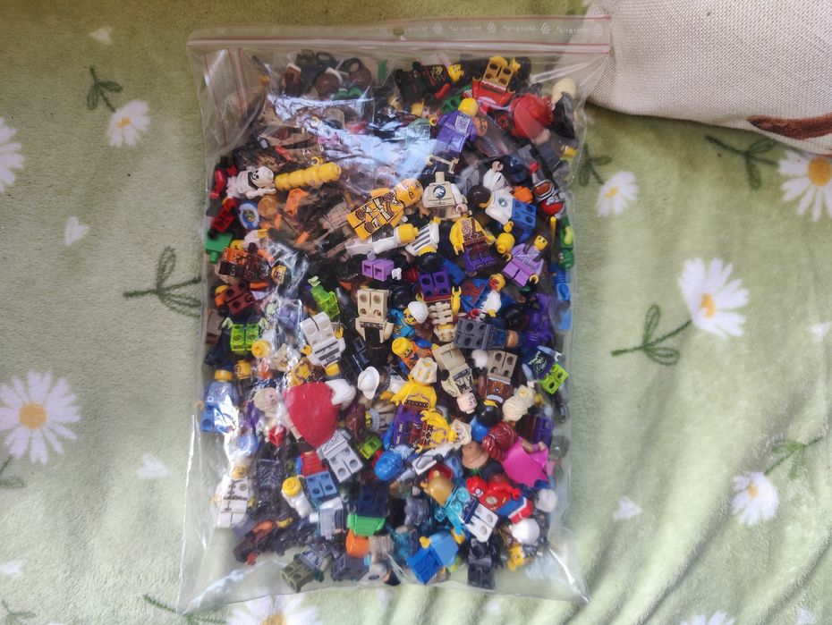Голяма колекция Lego минифигури