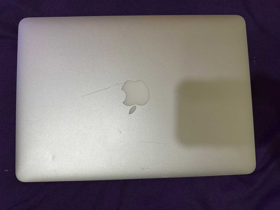 Vand Macbook Air 2011 - i5 , 4GB RAM , 256 SSD