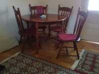 Masa cu patru scaune din lemn pentru sufragerie