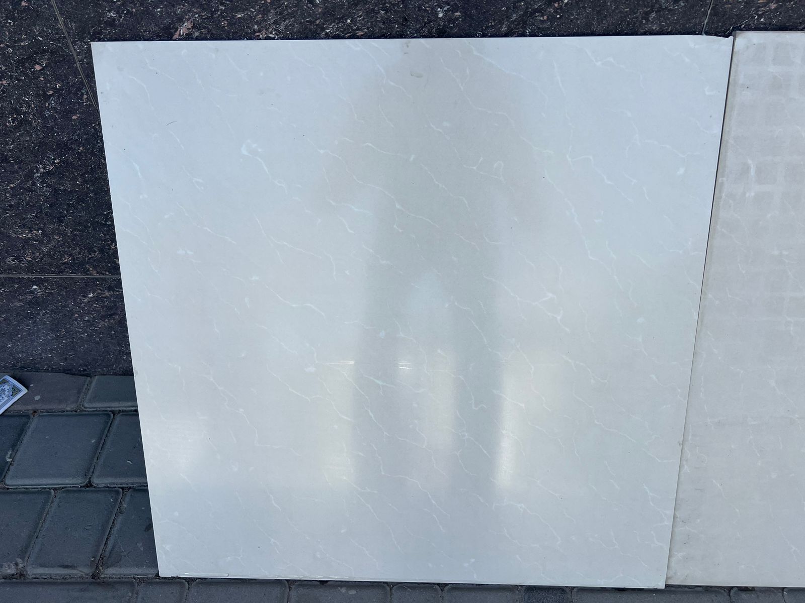 Продам керамогранит белый полу глянцевый 60×60