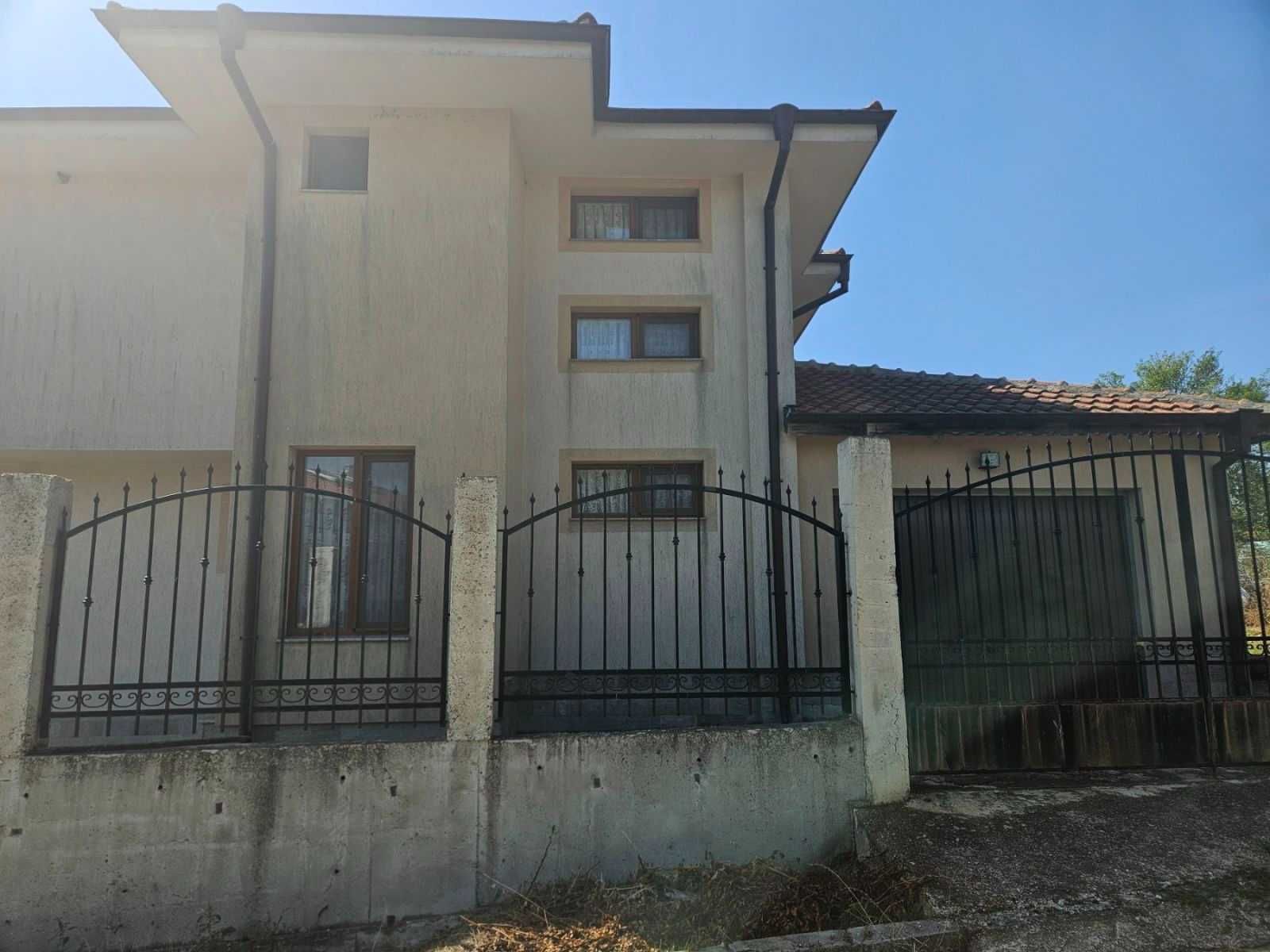 Чудесна двуетажна къща в село Баня