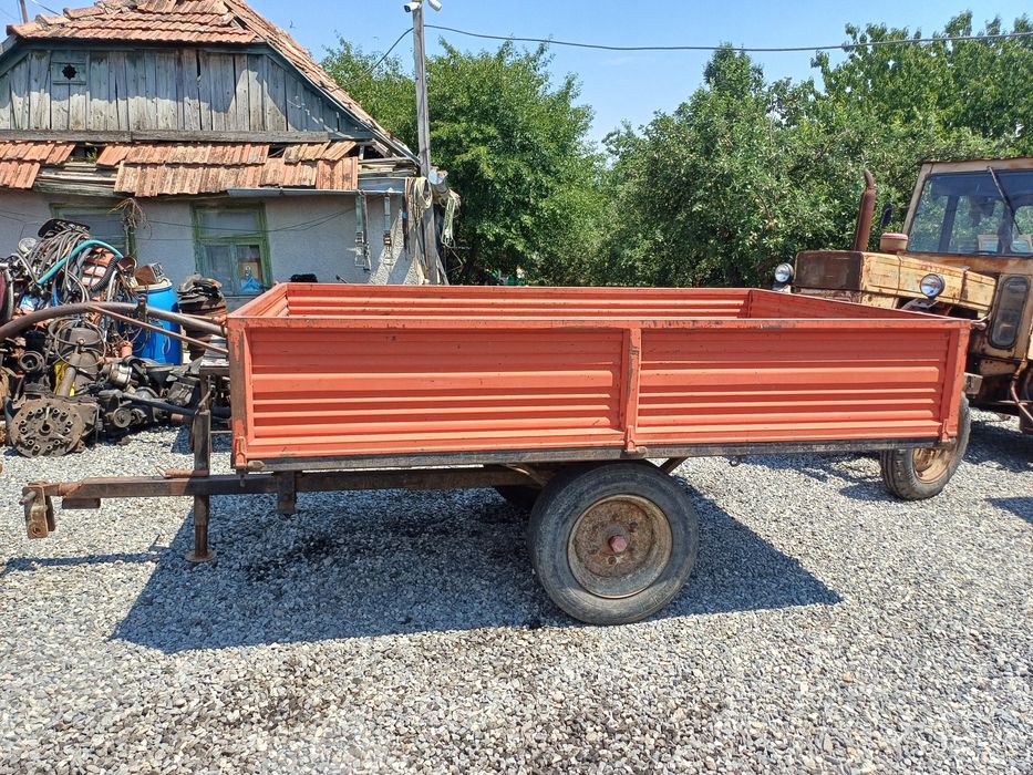 Remorca pe o axa basculabila