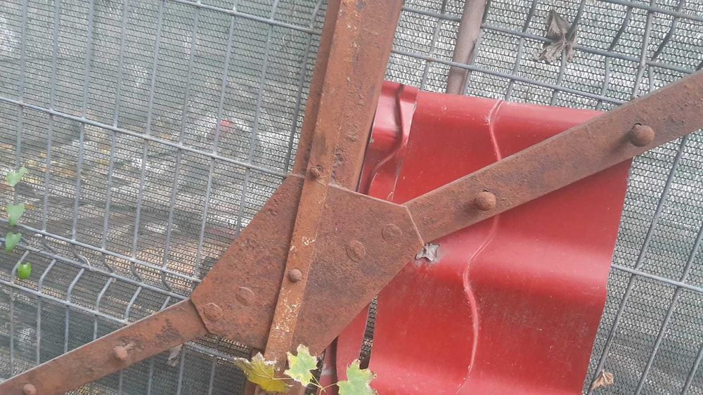 schelet metalic vagon de tren din perioada interbelica