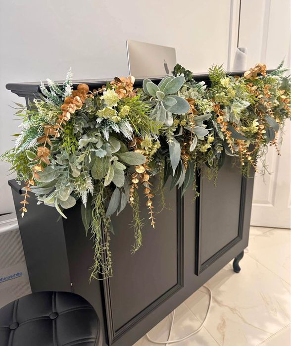 Бюро тип каса с изкуствени цеетя