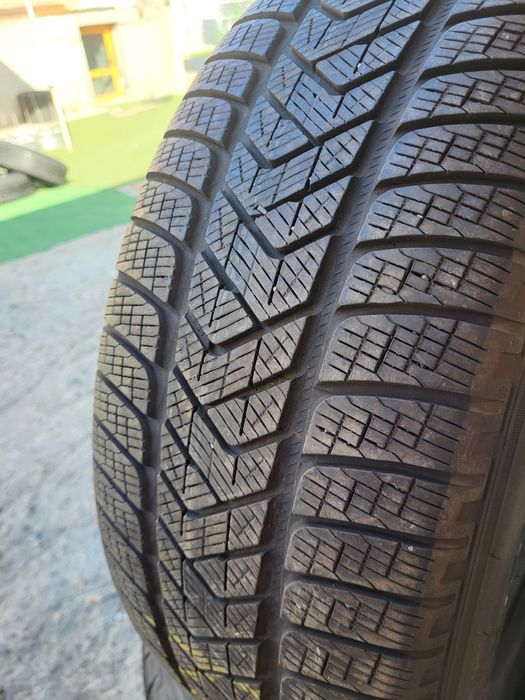 4 бр зимни 235/60/18 Pirelli