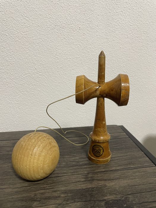 Vand kendama SWEETS + eșarfa sweets + insigna mica