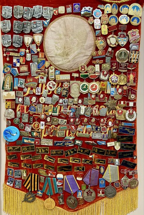 Продавам колекция от медали, значки и паметни знаци