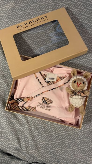 Burberry бебешки комплект с боди