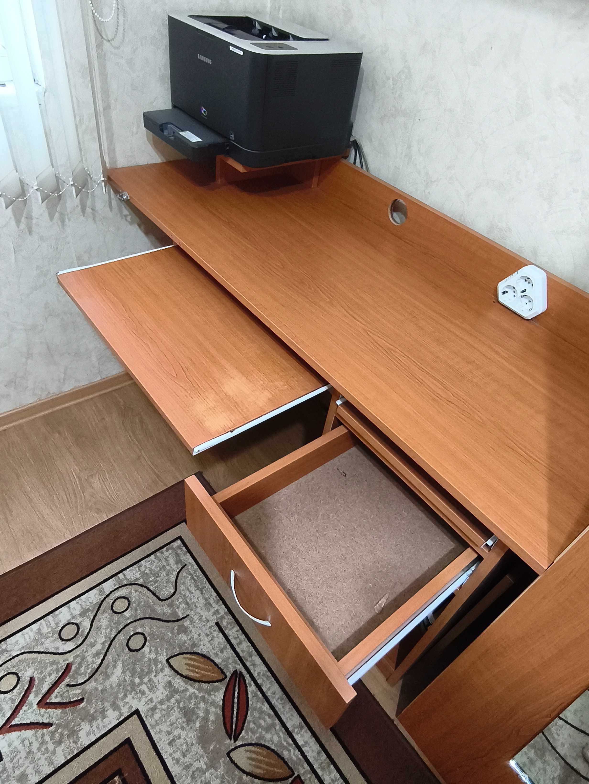 Бюро и плот за Телевизор