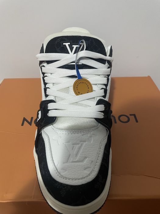 Adidasi Louis Vuitton trainers pe negru, marimea 42