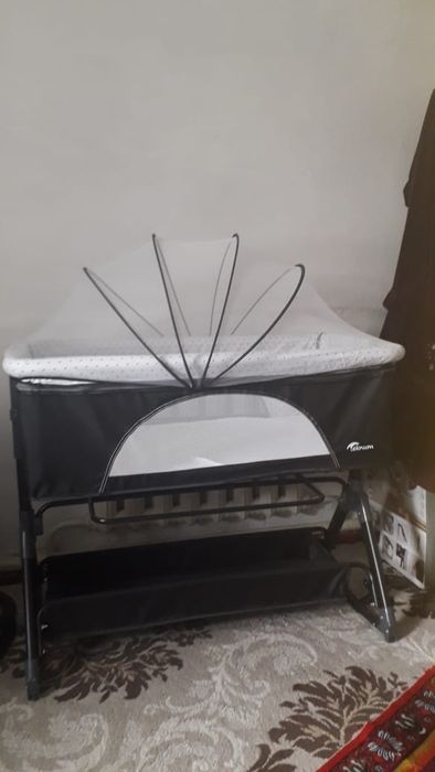 Новая кровать-качалка для малыша — на колёсах, с матрасиком и москитко