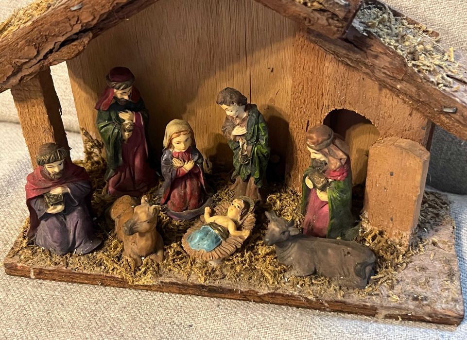 Iesle Nasterea Domnului decor lemn si figurine rasina 26x20 cm