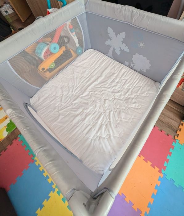 Vand patut pliabil cu spatiu de joaca si de dormit