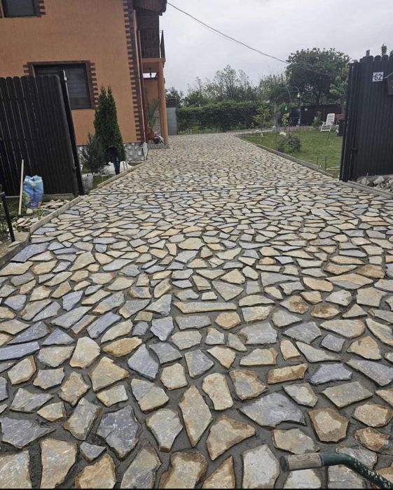 Piatră naturală de munte tranport si montaj in toata tara