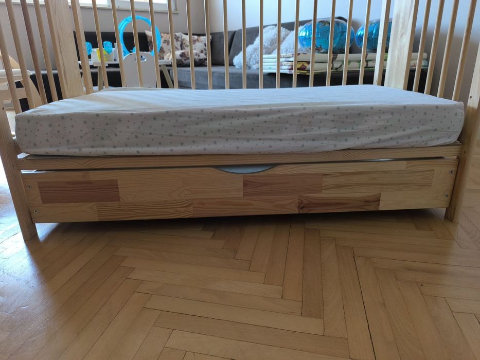 Бебешко креватче от масивно дърво с матрак