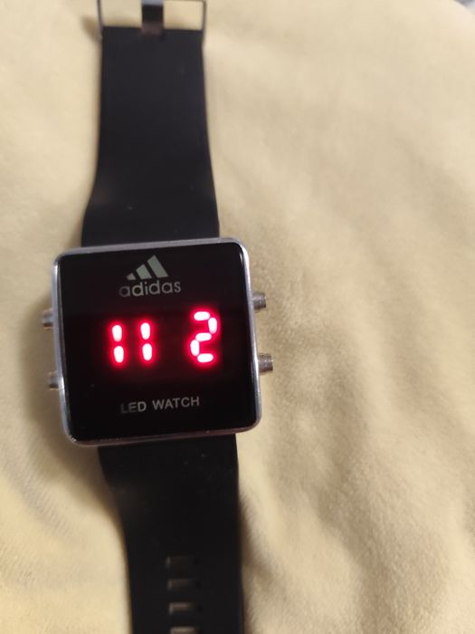 Електронен часовник адидас