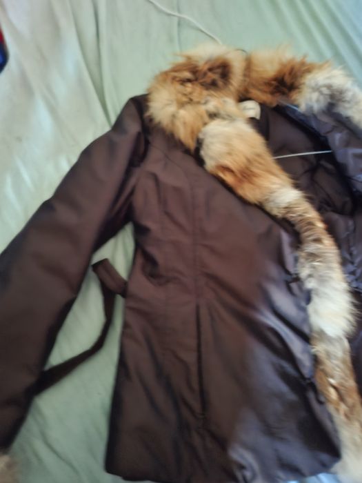 Vând geaca ch pufi de lei armani