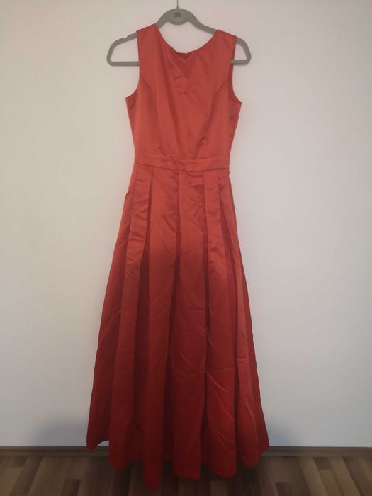 Vând rochii ocazie purtate o singura data