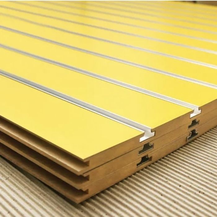 Producem panouri slatwall accesorii GSM vitrine expunere magazin