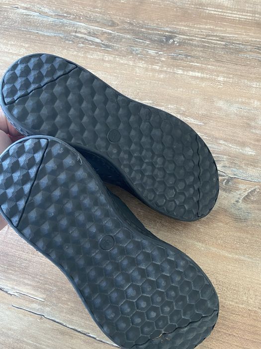 Vand papuci baieti, noi, marimea 32, negri, 60 lei