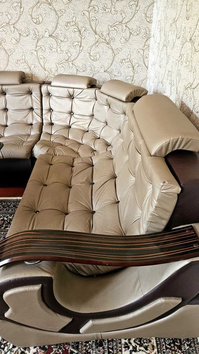 Уголок столи билан