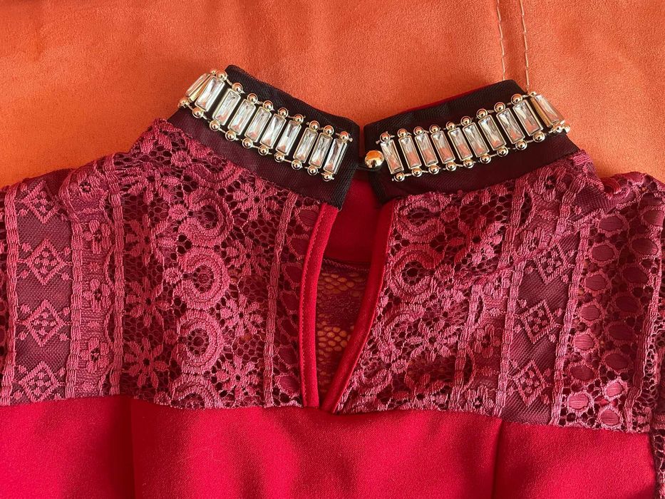 Червена дамска блуза с дантелени ръкави и ефектна яка