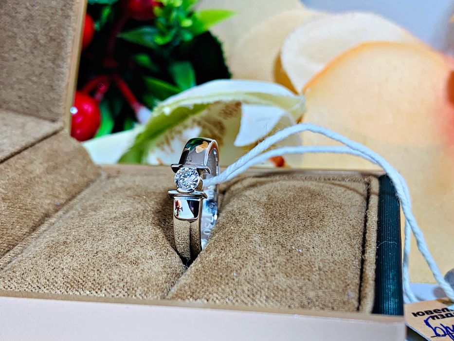 Серьезное золотое кольцо модели «Одноглазка» с бриллиантом