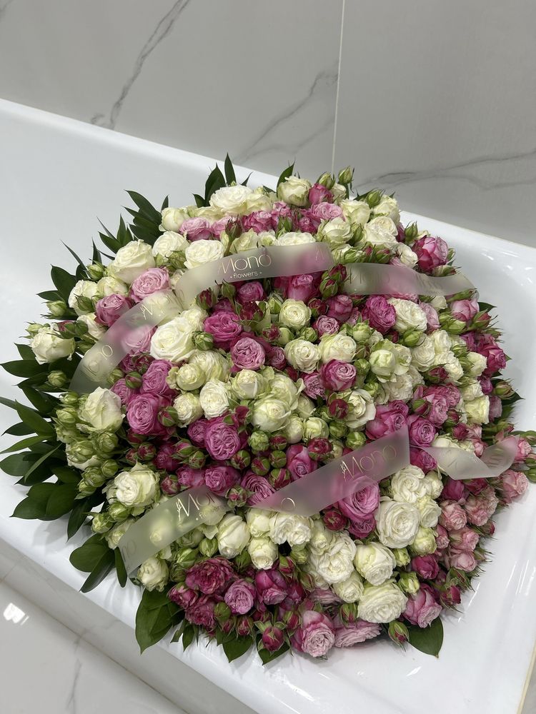 Роскошный букет кустовых роз от Mono Flowers