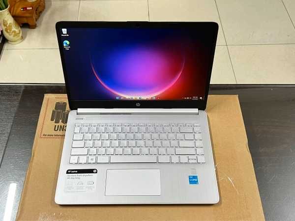 Vând Laptop HP 15s