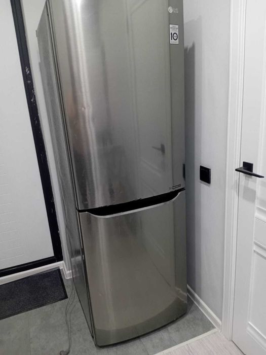 Холодильник на запчасти.