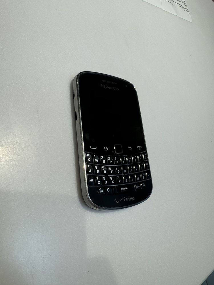 Продаю срочно телефон blackBerry