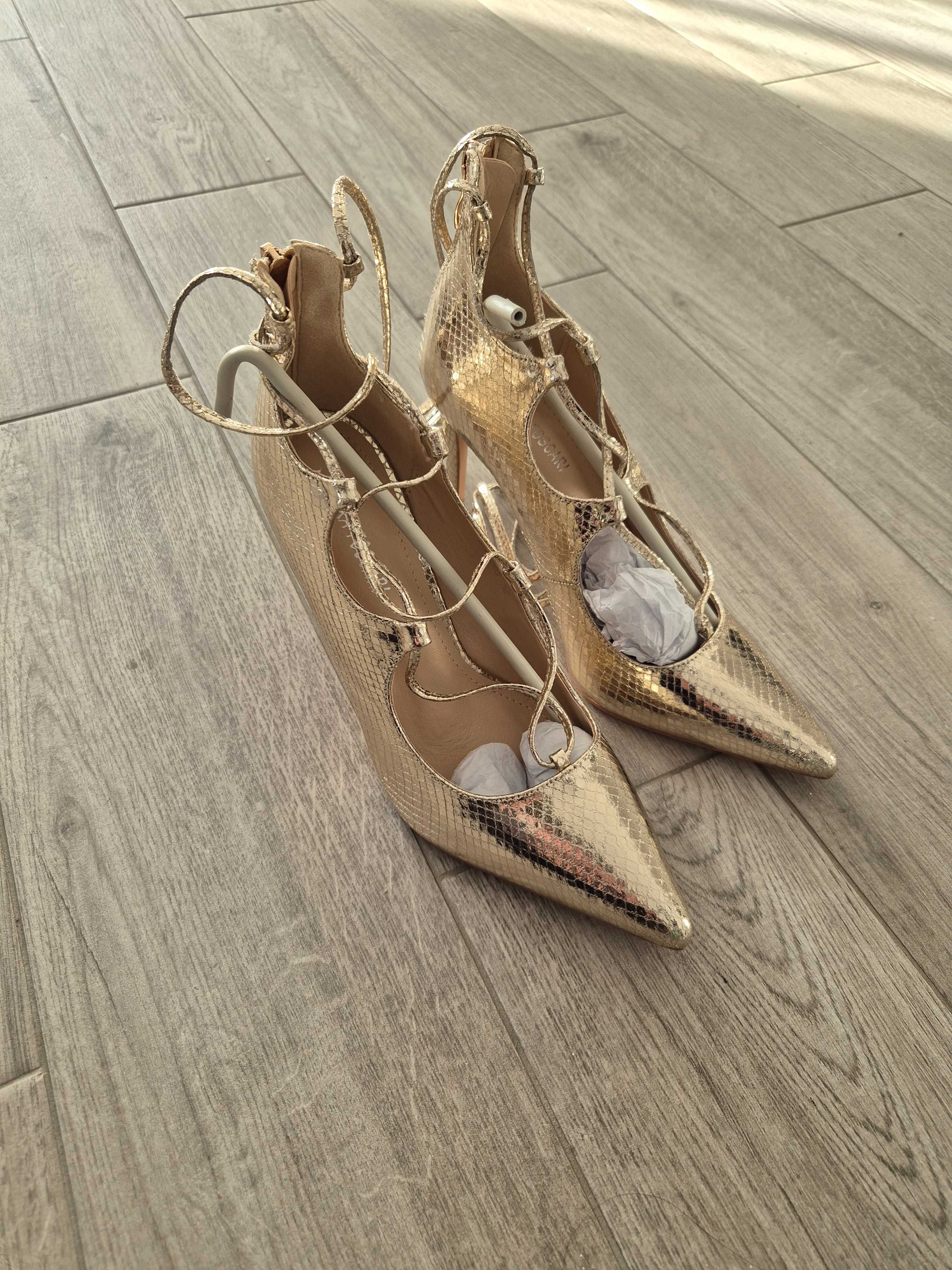 Vand pantofi noi nefolositi stiletto aurii