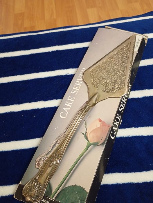 Se vine o Spatula pt Torturi CAKE SERVER noua 30 cm