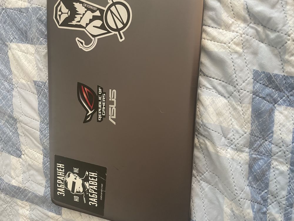 Лаптоп (ASUS ROG) подходящ за лек гейминг и обработка.