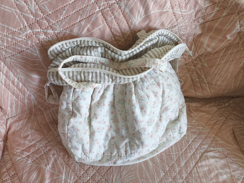 Обиколници, кърпа и чанта за бебешки неща