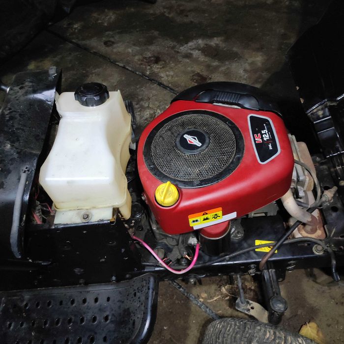 Tractoras tuns iarba gazon cu masa taiere de adaptat