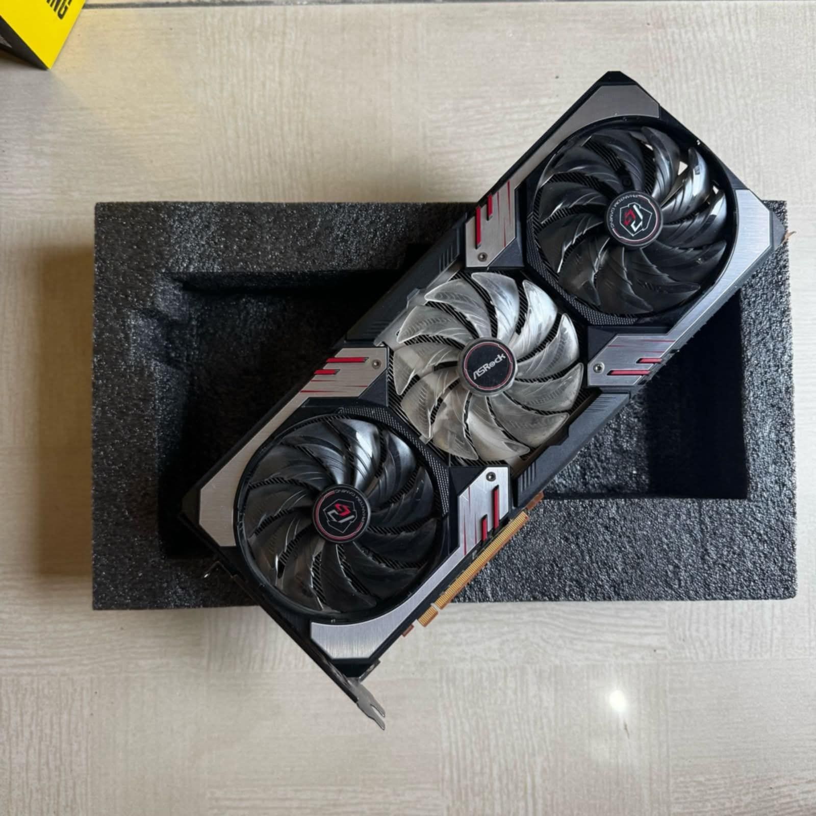 AMD RADEON Asrock Rx 6800 16GB phantom gaming.