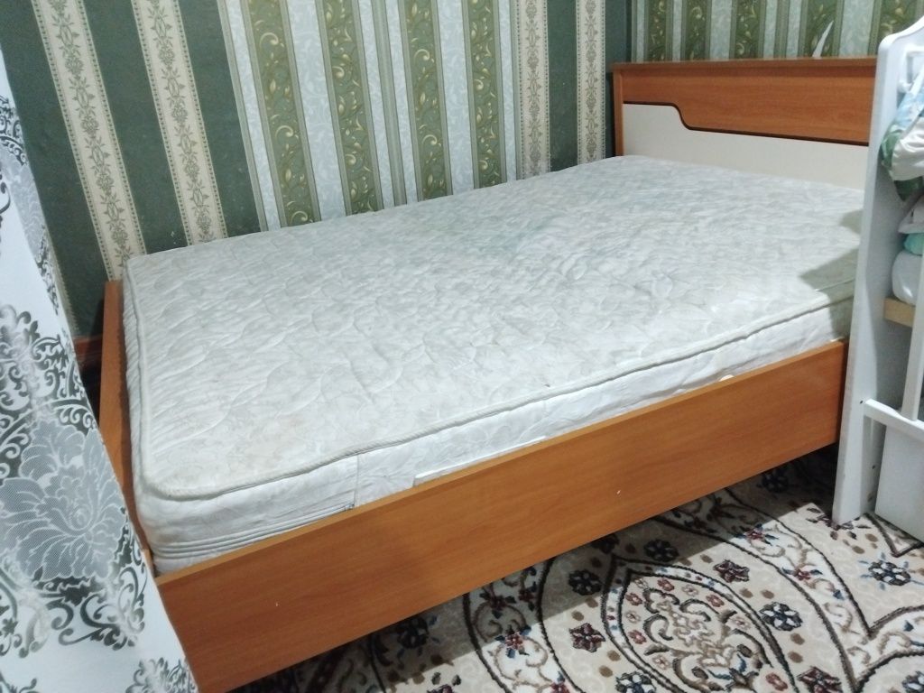 Срочно продам спальный гарнитур могу с доставить и собрать