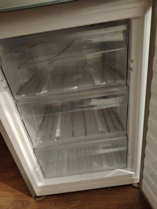 Хладилник с долен фризер