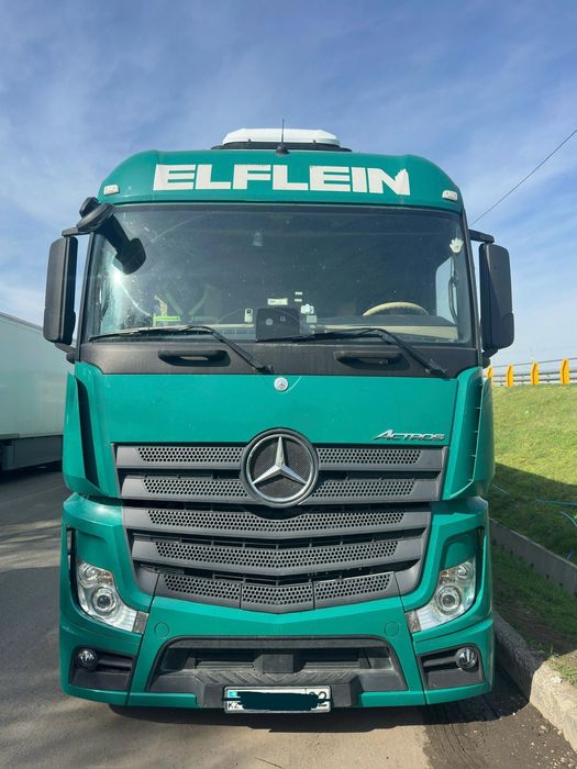 Сцепка Седельный тягач Mercedes-Benz Actros MP4 и полуприцеп Krone