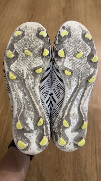 Детски футболни бутонки