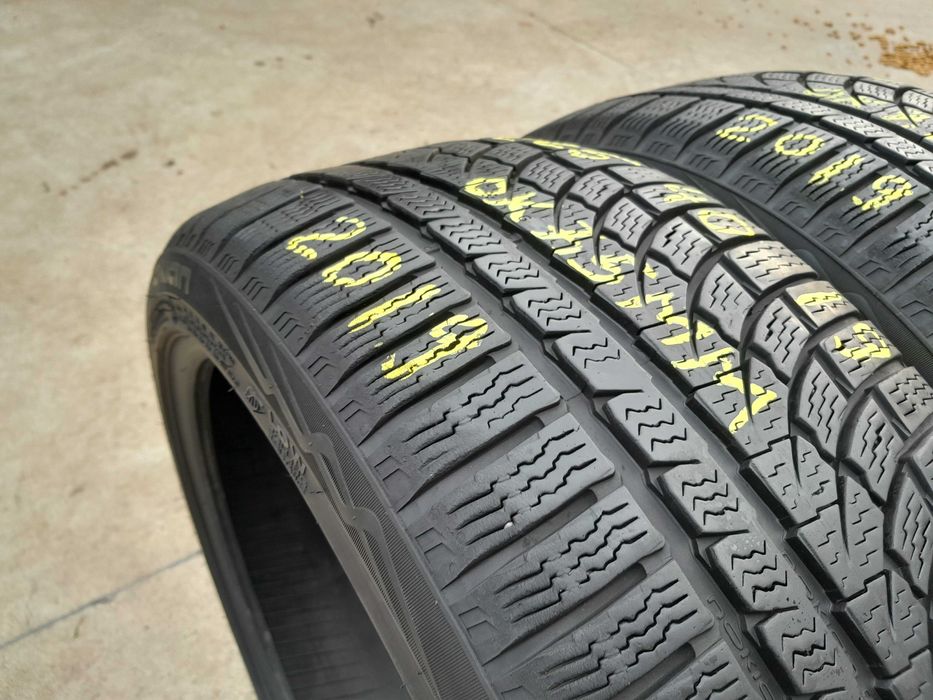 Doua anvelope de iarna 225 40 19 nokian WR A4 profil 7,5 mm