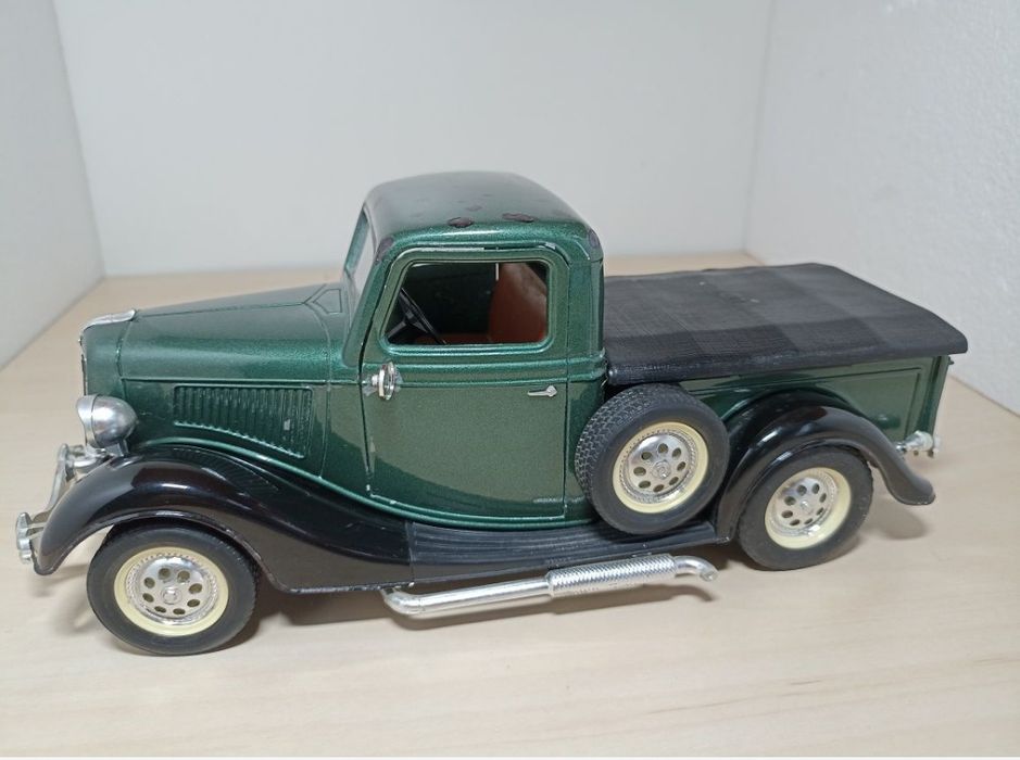 Ford V8 
Scara 1:19
solido 

Pozele reflectă realitatea. Se vinde exac