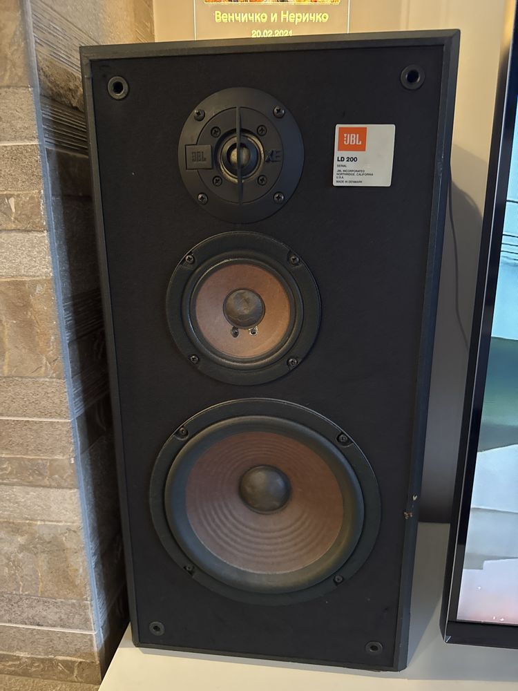 трилентови колони JBL
