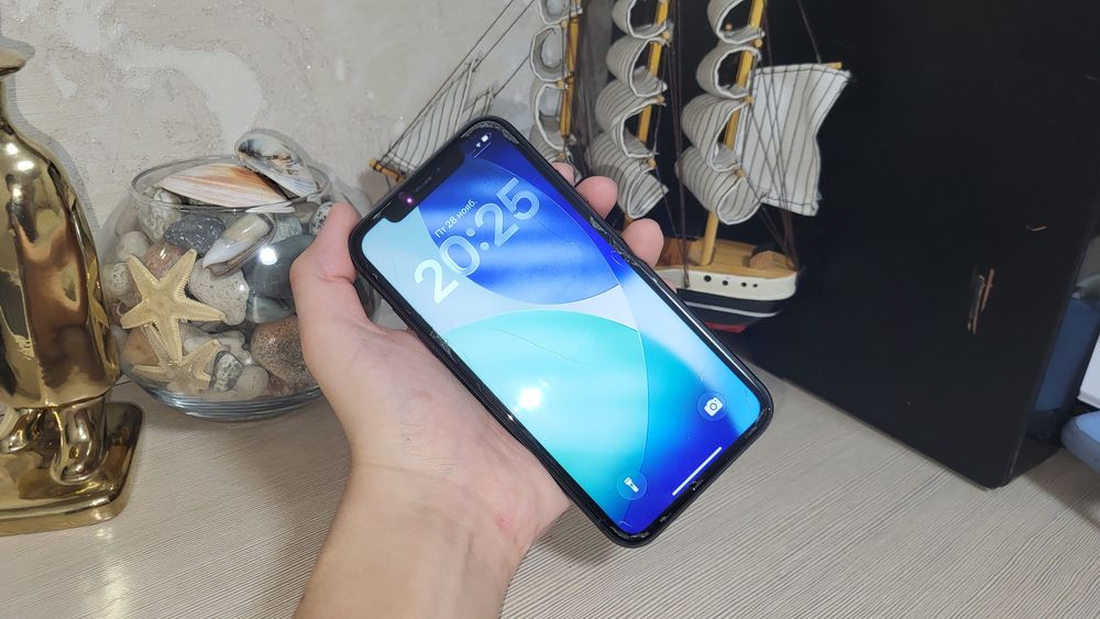 Телефон iPhone 11