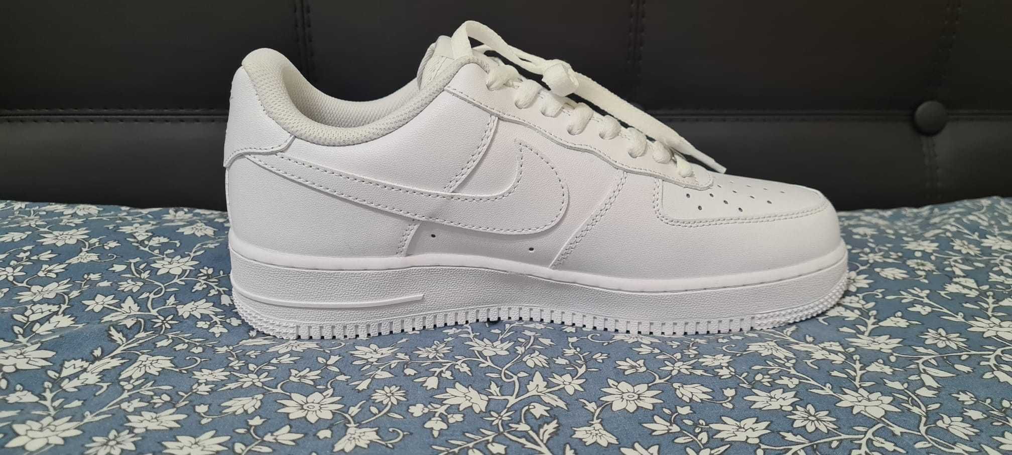 Nike Air Force 1 Triple White