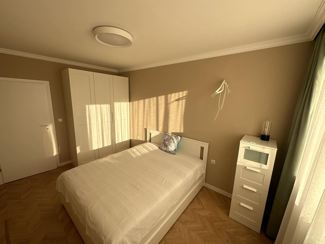 Продава се Двустаен апартамент в Бургас, Славейков - 65 кв.м за 1700 €/кв.м - Снимка #1