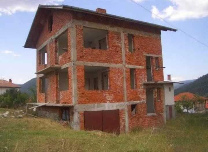 Частно лице продава триетажна къща в с. Говедарци, в полите на Рила
