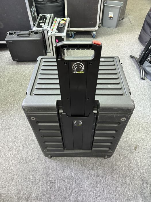 SKB R8UW Roto Rolling Rack, case de 8U pentru echipamente audio video